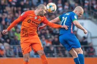 Lubin, Polonya - 17 Şubat 2019: Maç Lehçe loto Ekstraklasa arasında Kghm Zaglebie Lubin - Miedz Legnica 3:0. Eylem Damian Oko (L) ve Henrik Ojamaa (R).