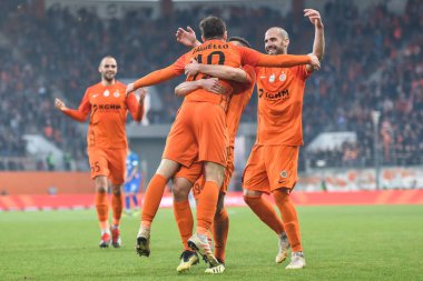 Lubin, Polonya - 17 Şubat 2019: Maç Lehçe loto Ekstraklasa arasında Kghm Zaglebie Lubin - Miedz Legnica 3:0. Gol gol sonra Zaglebie ekibinin sevinç.