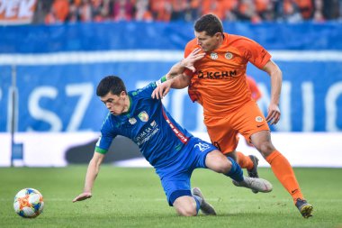 Lubin, Polonya - 17 Şubat 2019: Maç Lehçe loto Ekstraklasa arasında Kghm Zaglebie Lubin - Miedz Legnica 3:0. Eylem Bozo Musa (L) ve Patryk Tuszynski (R).