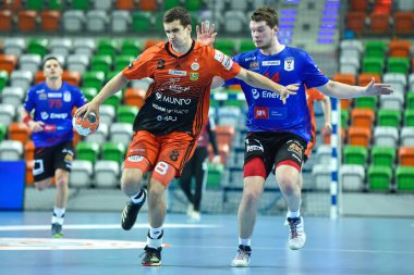 Lubin, Polonya-13 Mart, 2019: Polonya PGNiG Superleague erkekler arasında hentbol maç MKS Zaglebie Lubin-Energa Wybrzeze Gdansk 29:25. Eylem Przemyslaw Mrozowicz (L) ve kamil Adamczyk (R).