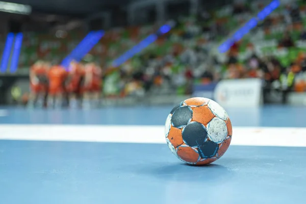 Hentbol maçında zaman boyunca parke topu.
