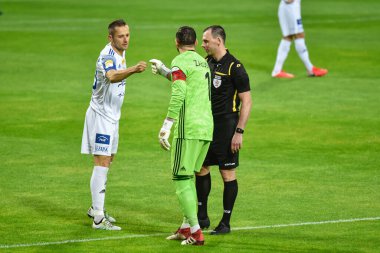 LEGNICA, POLAND - 2 Haziran 2020: Futbol Fortuna 1 ile maç. Lig Miedz Legnica - Stal Mielec. Covid-19 salgını sırasında Krystian Getinger (L) ve Lukasz Zaluska hakemi Pawel Pskit 'i selamlıyoruz..
