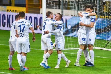 LEGNICA, POLAND - 2 Haziran 2020: Polonya futbolunun Fortuna 1 ile maç. Miedz Legnica ile PGE FKS Stal Mielec 1: 2 arasındaki lig. Bartlomiej Kielbasa (16) Michal Zyro (R) ve Stal Joy takımı gol attıktan sonra.