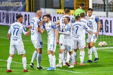 LEGNICA, POLAND - 2 Haziran 2020: Polonya futbolunun Fortuna 1 ile maç. Miedz Legnica ile PGE FKS Stal Mielec 1: 2 arasındaki lig. Bartosz Nowak (17), Bartlomiej Kielbasa (16) ve Michal Zyro (R) gol attıktan sonra sevinç.
