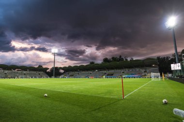 LEGNICA, POLAND - 2 Haziran 2020: Polonya futbolunun Fortuna 1 ile maç. Miedz Legnica ile PGE FKS Stal Mielec 1: 2 arasındaki lig. Covid-19 salgını nedeniyle izleyiciler olmadan stadyumda hava manzarası.