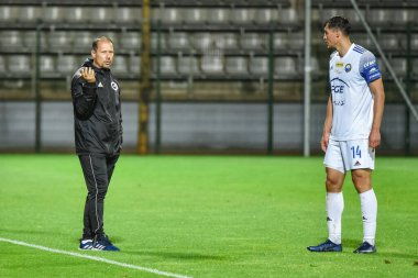 LEGNICA, POLAND - 2 Haziran 2020: Polonya futbolunun Fortuna 1 ile maç. Miedz Legnica ile PGE FKS Stal Mielec 1: 2 arasındaki lig. Dariusz Marzec, Stal ve Michal Zyro 'nun baş antrenörü..