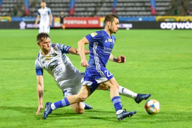 LEGNICA, POLAND - 2 Haziran 2020: Polonya futbolunun Fortuna 1 ile maç. Miedz Legnica ile PGE FKS Stal Mielec 1: 2 arasındaki lig. Michal Zyro (L) ve Joan Roman (R).