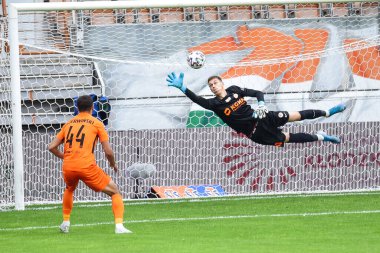 LUBIN, POLAND - 6 Haziran 2020: Polonya Süper Ligi PKO Ekstraklasa ile KGHM Zaglebie Lubin ve Lech Poznan arasındaki maç maçı. Aslında Dominik Hladun kalecisi.