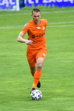 LUBIN, POLAND - 6 Haziran 2020: Polonya Süper Ligi PKO Ekstraklasa ile KGHM Zaglebie Lubin ve Lech Poznan arasındaki maç maçı. Eylem halinde Bartosz Kopacz.