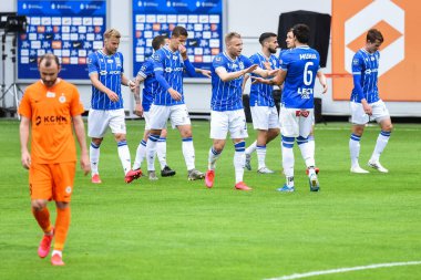 LUBIN, POLAND - 6 Haziran 2020: Polonya Süper Ligi PKO Ekstraklasa KGHM Zaglebie Lubin Lech Poznan 'a karşı. Christian Gytkjaer (9) ve Tymoteusz Puchacz (27) gol attıktan sonra sevinç takımı.
