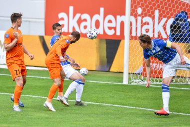 LUBIN, POLAND - 6 Haziran 2020: Polonya Süper Ligi PKO Ekstraklasa ile KGHM Zaglebie Lubin ve Lech Poznan arasındaki maç. Sasa Zivec başından gol atıyor.