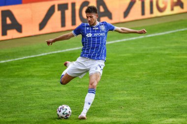 LUBIN, POLAND - 6 Haziran 2020: Polonya Süper Ligi PKO Ekstraklasa ile KGHM Zaglebie Lubin ve Lech Poznan arasındaki maç maçı. Eylem halinde Jakub Moder.