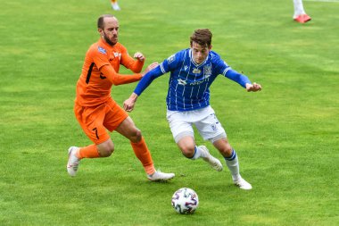 LUBIN, POLAND - 6 Haziran 2020: Polonya Süper Ligi PKO Ekstraklasa ile KGHM Zaglebie Lubin ve Lech Poznan arasındaki maç maçı. Eylemde Sasa Zivec (L) ve Jakub Kaminski (R)).