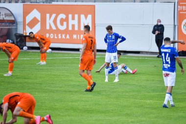 LUBIN, POLAND - 6 Haziran 2020: Polonya Süper Ligi PKO Ekstraklasa ile KGHM Zaglebie Lubin ve Lech Poznan arasındaki maç maçı. Maçtan sonra yorgun oyuncular.