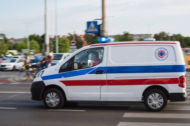 WROClaw, POLAND - 22 Mayıs 2020. Ambulans yolda. Koronavirüs salgını nedeniyle yüz maskesi takıyor..
