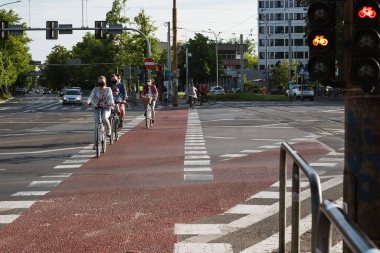 WROClaw, POLAND - 22 Mayıs 2020. Bisikletçiler, koronavirüs salgınından dolayı bir kavşaktan geçiyorlar. Yüz maskeleri var..
