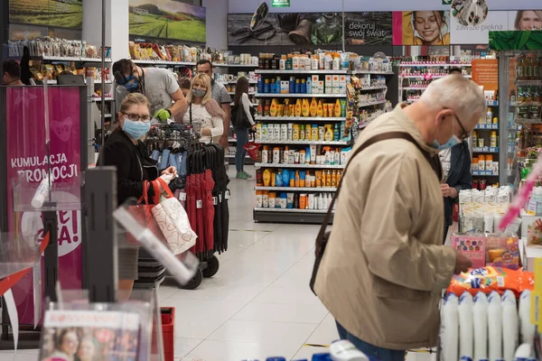 Wroclaw Poland May 2020 Customer Front Checkout Carrefour Supermarket Due — Stock Photo, Image