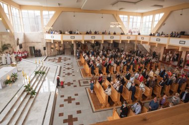 LUBIN, POLAND - 11 Haziran 2020. Kutsal Corpus Christi sırasında kilisede kutsal ayin. Covid-19 salgınından dolayı insanların yüz maskeleri var..