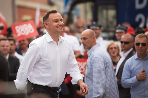 ZLOTORYJA, POLAND - 12 Haziran 2020. Polonya Cumhurbaşkanı Andrzej Duda Zlotoryja sakinleriyle yaptığı seçim toplantısında.
