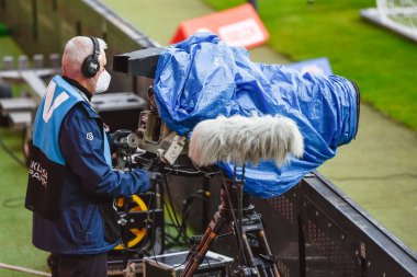 LUBIN, POLAND - 9 Haziran 2020: KGHM Zaglebie Lubin ve Korona Kielce 1: 1 arasındaki Polonya futbol ligi PKO Ekstraklasa ile maç. TV kamerası.
