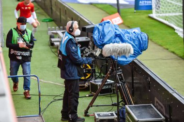 LUBIN, POLAND - 9 Haziran 2020: KGHM Zaglebie Lubin ve Korona Kielce 1: 1 arasındaki Polonya futbol ligi PKO Ekstraklasa ile maç. Fotoğrafçı ve TV kamerası.