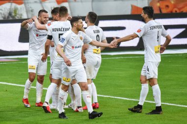 LUBIN, POLAND - 9 Haziran 2020: KGHM Zaglebie Lubin ve Korona Kielce 1: 1 arasındaki Polonya futbol ligi PKO Ekstraklasa ile maç. Gol attıktan sonra Marcin Cebula (L) ve Korona takımının neşesi.