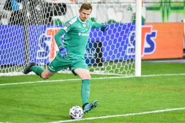 LUBIN, POLAND - 9 Haziran 2020: KGHM Zaglebie Lubin ve Korona Kielce 1: 1 arasındaki Polonya futbol ligi PKO Ekstraklasa ile maç. Aslında Marek Koziol 'un kalecisi.