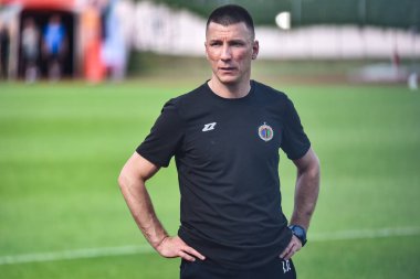 LUBIN, POLAND - 16 Haziran 2020 Polonya futbolunun Fortuna 1 ile maç. Chrobry Glogow, GKS Jastrzebie 'ye karşı 0-0. Ivan Djurdjevic Chrobry 'nin baş antrenörü.