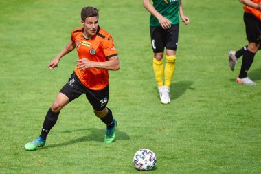 LUBIN, POLAND - 16 Haziran 2020 Polonya futbolunun Fortuna 1 ile maç. Chrobry Glogow, GKS Jastrzebie 'ye karşı 0-0. Marcel Ziemann iş başında.