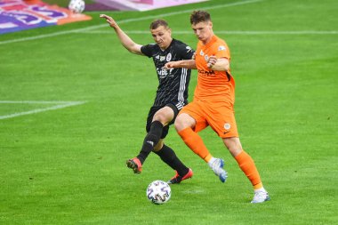 LUBIN, POLAND - 19 Haziran 2020: Polonya Süper Ligi PKO Ekstraklasa ile KGHM Zaglebie Lubin ve LKS Lodz 1: 0 arasındaki maç. Maciej Dabrowski (L) ve Bartosz Bialek (R)).