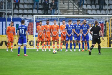 LegNICA, POLAND - 20 Haziran 2020: Polonya futbolunun Fortuna 1 ile maç. Miedz Legnica ile PBruk-Bet Termalica Nieciecza arasındaki lig 0: 1. Jakub Lukowski oyunculardan parça ve duvar seti.