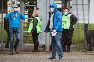 LegNICA, POLAND - 20 Haziran 2020: Polonya futbolunun Fortuna 1 ile maç. Miedz Legnica ile PBruk-Bet Termalica Nieciecza arasındaki lig 0: 1. Destekçiler stadyuma giriyor.