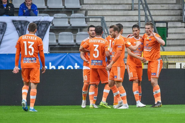LegNICA, POLAND - 20 Haziran 2020: Polonya futbolunun Fortuna 1 ile maç. Miedz Legnica ile PBruk-Bet Termalica Nieciecza arasındaki lig 0: 1. Patrik Misak (11) Vladislavs Gutkovskis (R) ve Termalica neşe takımı gol attıktan sonra.