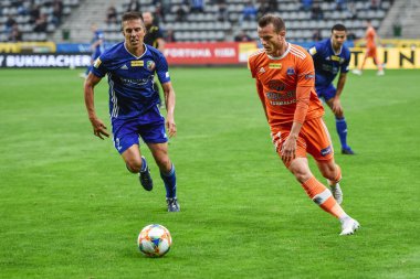 LegNICA, POLAND - 20 Haziran 2020: Polonya futbolunun Fortuna 1 ile maç. Miedz Legnica ile PBruk-Bet Termalica Nieciecza arasındaki lig 0: 1. Marcin Pietrowski (L) ve Roman Gergel (R)).