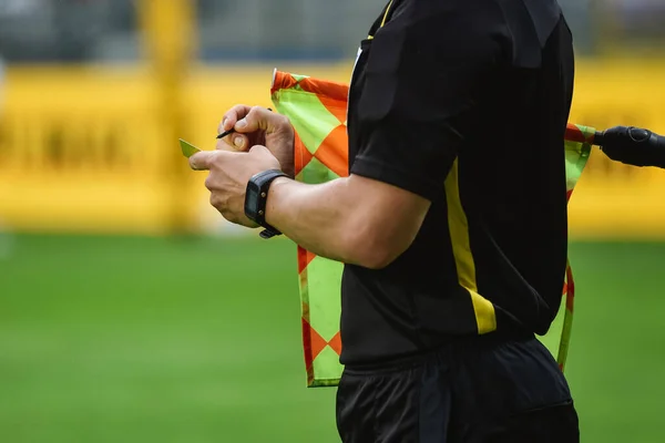 Sideline Voetbal Scheidsrechter Schrijven Gele Kaart — Stockfoto