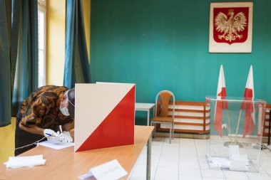SCINAWA, POLAND - 28 Haziran 2020: Polonya cumhurbaşkanlığı seçimleri sırasında seçmen.