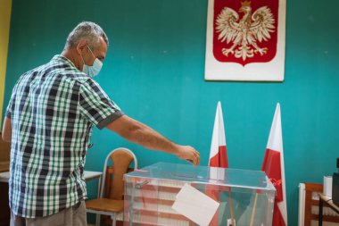 SCINAWA, POLAND - 28 Haziran 2020: Polonya cumhurbaşkanlığı seçimleri sırasında seçmen.