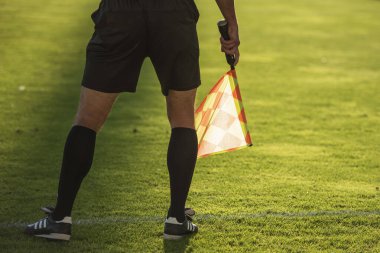 Futbol hakemi - bacaklar ve el bayrakları ile ilgili detaylar.