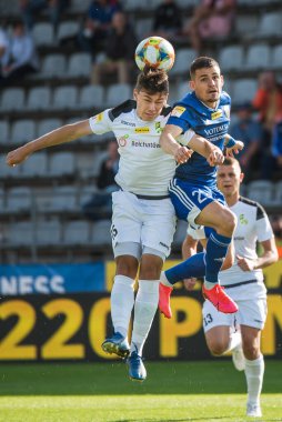 LEGNICA, POLAND - 16 Temmuz 2020: Polonya futbolunun Fortuna 1 ile maç. Miedz Legnica ile GKS Belchatow arasındaki lig 3: 0. Savaşta Bartlomiej Lisowski (L) ve Joan Roman (R)).
