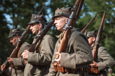 LUBIN, POLAND - 8 Ağustos 2020: Polonya ordusunun Bolşevik saldırısını yendiği Varşova Savaşı 'nın sahnelenmesi. Savaşın 100. yıldönümü.