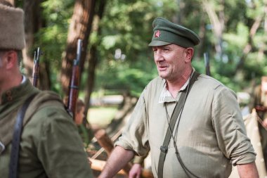 LUBIN, POLAND - 8 Ağustos 2020: Polonya ordusunun Bolşevik saldırısını yendiği Varşova Savaşı 'nın sahnelenmesi. Savaşın 100. yıldönümü. Görüntü Bolşevik asker.