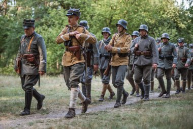 LUBIN, POLAND - 8 Ağustos 2020: Polonya ordusunun Bolşevik saldırısını yendiği Varşova Savaşı 'nın sahnelenmesi. Savaşın 100. yıldönümü.