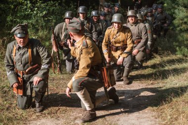 LUBIN, POLAND - 8 Ağustos 2020: Polonya ordusunun Bolşevik saldırısını yendiği Varşova Savaşı 'nın sahnelenmesi. Savaşın 100. yıldönümü.