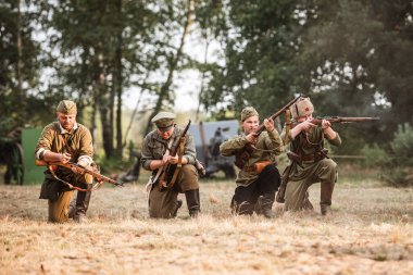 LUBIN, POLAND - 8 Ağustos 2020: Polonya ordusunun Bolşevik saldırısını yendiği Varşova Savaşı 'nın sahnelenmesi. Savaşın 100. yıldönümü.