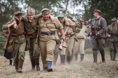 LUBIN, POLAND - 8 Ağustos 2020: Polonya ordusunun Bolşevik saldırısını yendiği Varşova Savaşı 'nın sahnelenmesi. Resimde Sovyet askerleri.