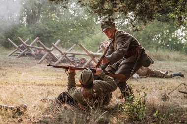 LUBIN, POLAND - 8 Ağustos 2020: Polonya ordusunun Bolşevik saldırısını yendiği Varşova Savaşı 'nın sahnelenmesi. Savaşın 100. yıldönümü.