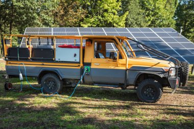 Fotovoltaik pillerle şarj edilirken off-road aracı