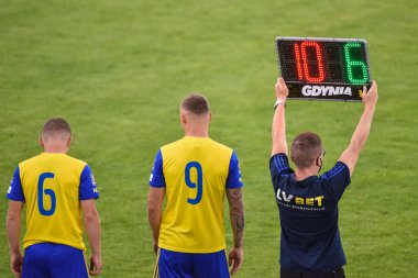 POLKOWICE, POLAND - 23 Ağustos 2020: Gornik Polkowice - Arka Gdynia 0: 5 arasındaki 1 / 32 Polonya Kupası. Arka takımda hakem çift değiştirme gösteriyor.
