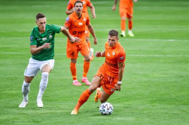 LUBIN, POLAND - 28 AĞUSTOS 2020: KGHM Zaglebie Lubin ile Warta Poznan 1: 0 arasındaki Polonya futbol ligi PKO Ekstraklasa maçı. Faal olarak Mateusz Kupczak (L) ve Samuel Mraz (R)).
