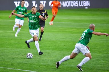 LUBIN, POLAND - 28 AĞUSTOS 2020: KGHM Zaglebie Lubin ile Warta Poznan 1: 0 arasındaki Polonya futbol ligi PKO Ekstraklasa maçı. Eylemde Bartosz Kieliba.